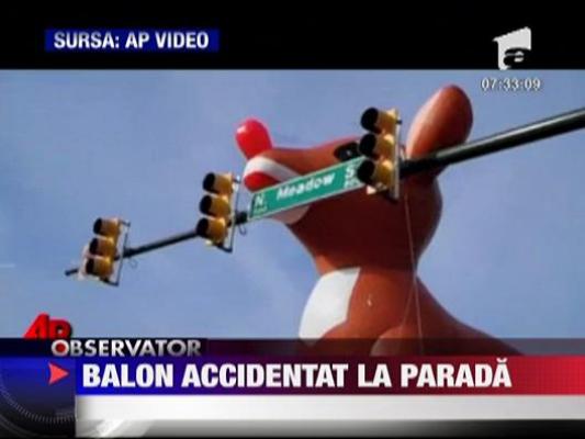 Renul lui Mos Craciun accidentat la o parada