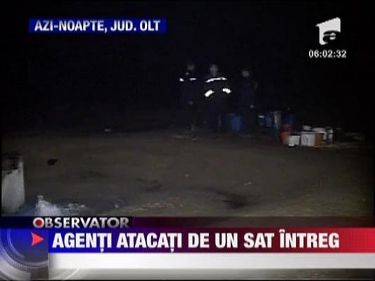 Agenti de politie atacati de un sat intreg