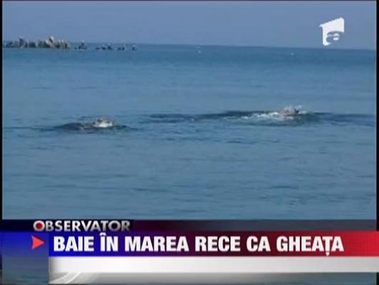 Baie in marea rece ca gheata