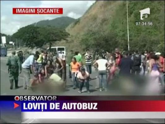 IMAGINI SOCANTE /  Un autobuz au intrat in plin intr-un grup de protestatri