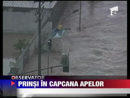 Zeci de oameni au ramas blocati pe o autostrada inundata in Brazilia