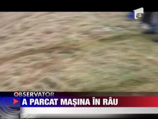 A parcat masina in rau