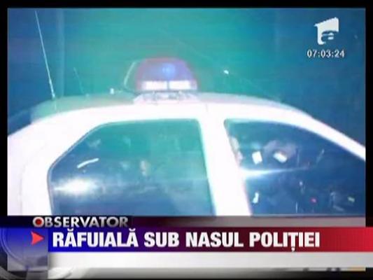 Masina de politie blocata in trafic de o masina plina cu oameni furiosi