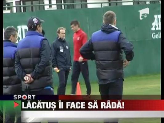 Lacatus ii face sa rada pe elevii sai