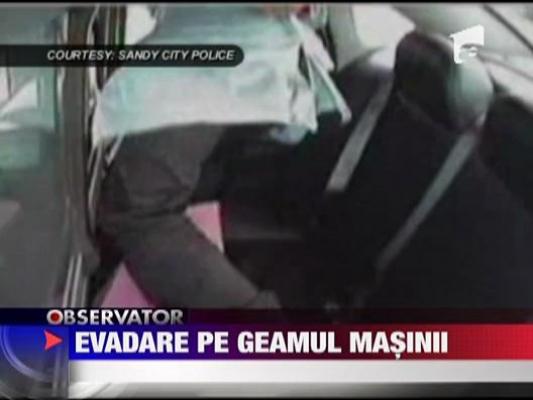 A sarit din masina politiei, din mers