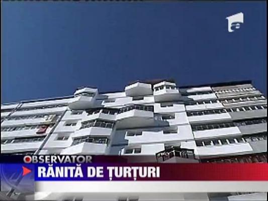 Femeie ranita de turturi