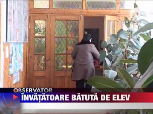 Invatatoare batuta de elev