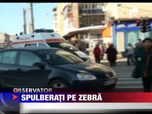 Spulberati in timp ce traversau regulamentar strada