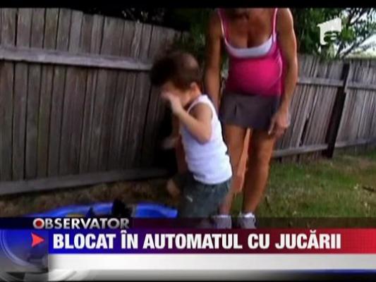 Copil blocat in automatul de jucarii
