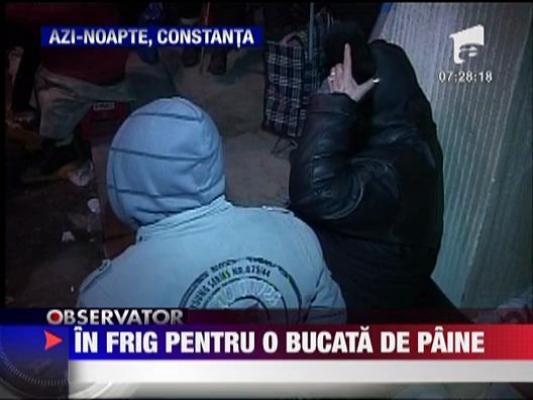 Sute de batrani din Constanta au stat o noapte in frig pentru o bucata de paine