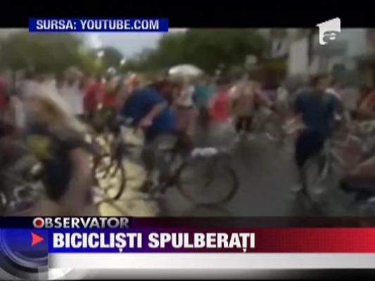 Imagini socante! Biciclisti spulberati de un autoturism