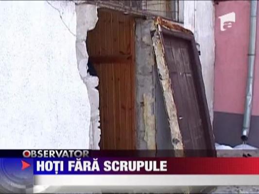 Patron batut si jefuit, langa sectia de politie