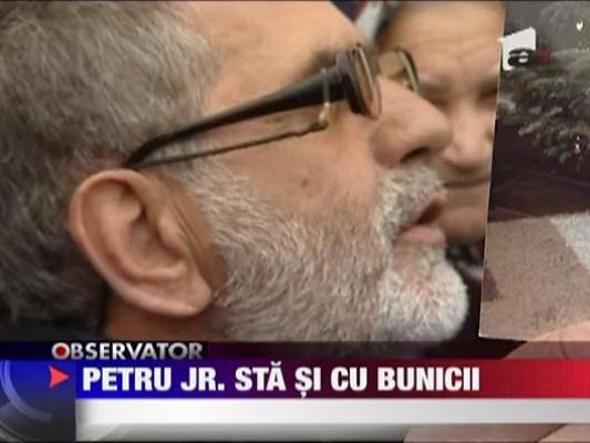Petru jr. sta si cu bunicii