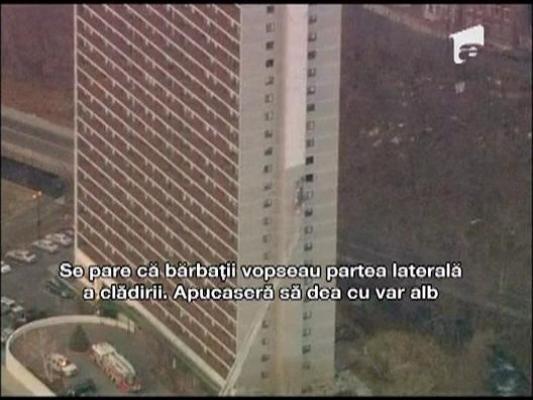 Suspendati de corzi in dreptul etajului al 12-lea