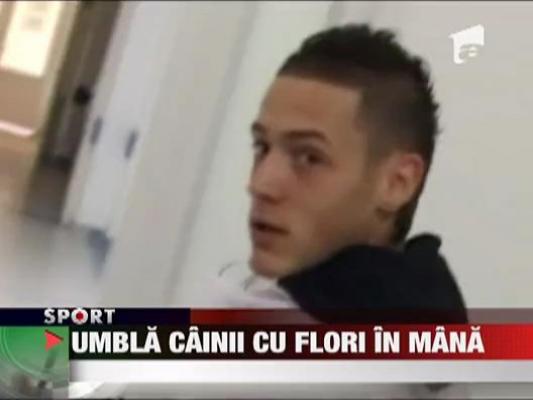 Umbla cainii cu flori in mana