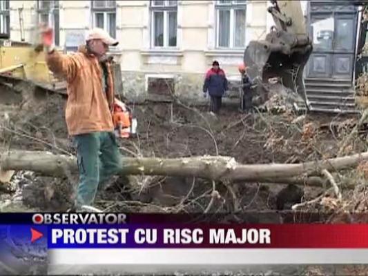 Muncitorii, gata sa-i ingroape de vii pe protestatari