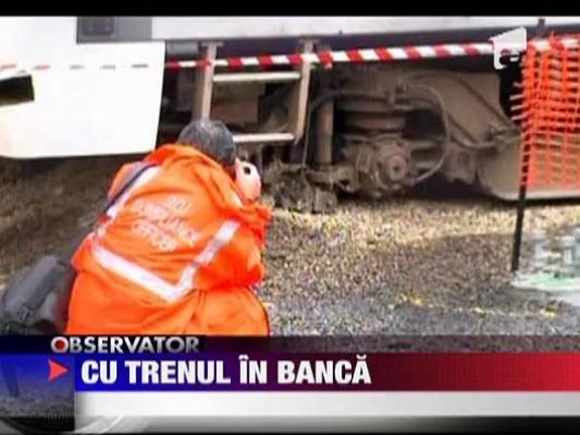 A intrat cu trenul in banca