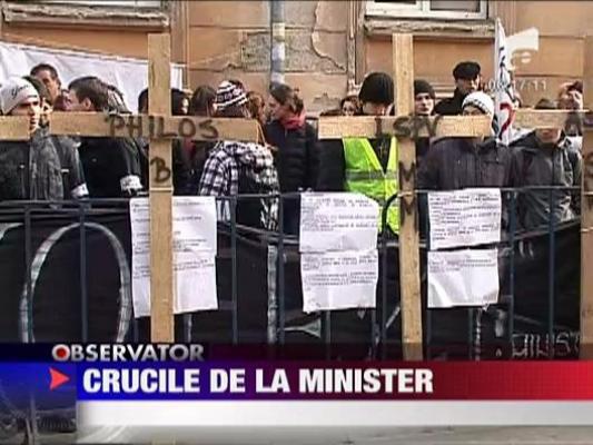 Studentii au pus cruci la intrarea in Ministerul Educatiei