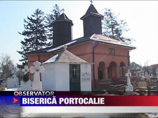 Un primar din Dimbovita a vopsit biserica in culoarea portocalei