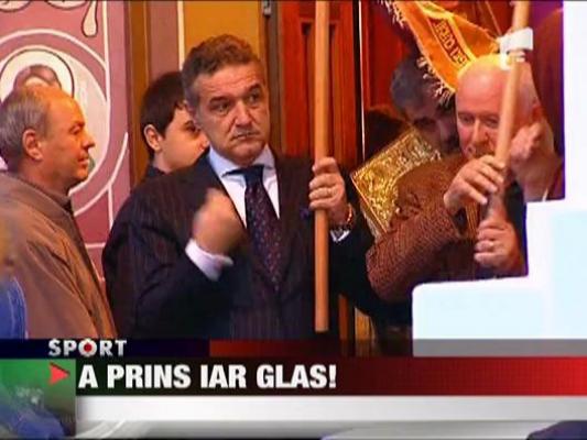 Gigi Becali a cantat din nou in masina