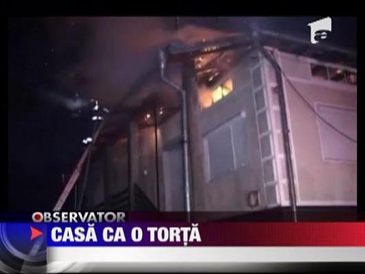 O casa cu etaj si mansarda a ars ca o torta