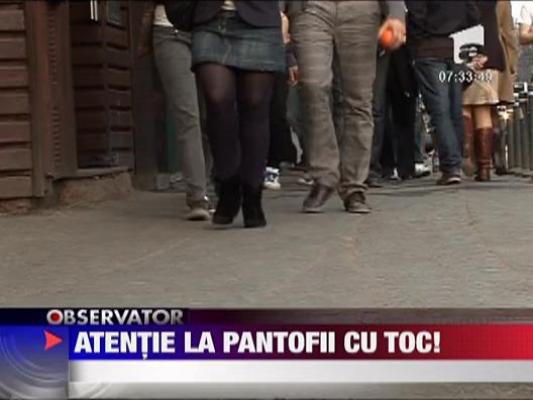 Sanatate: Pantofii cu toc purtati des dauneaza grav sanatatii