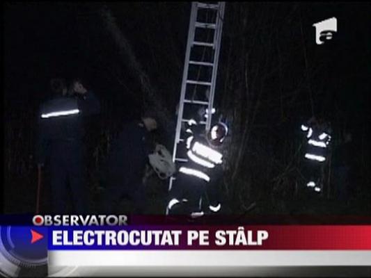 Un tanar de 20 de ani a stat atarnat de un stalp de tensiune mai bine de opt ore