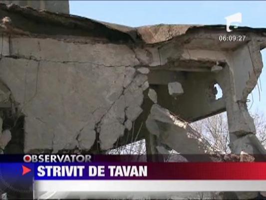 Barbat strivit de tavanul unei hale dezafectate