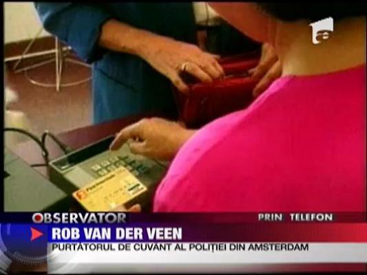 Romani, prinsi la cumparaturi cu carduri false in Amsterdam