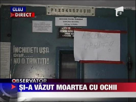Un barbat era sa fie strivit de lift