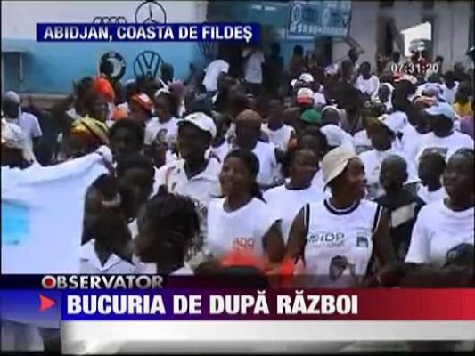 Femeile au dansat de bucurie in Coasta de Fildes