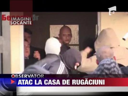Zeci de extremisti din Bulgaria au atacat o casa de rugaciuni a Martorilor lui Iehova