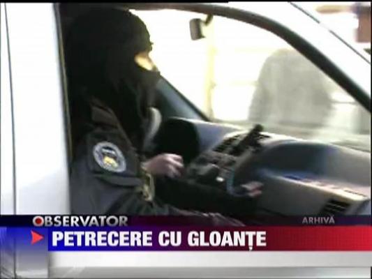 Un politist din Bailesti a atacat trei persoane cu pistolul si sabia