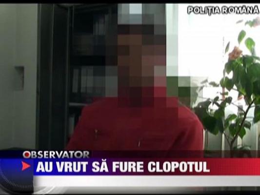 Trei tineri din Urlati au incercat sa fure clopotul bisericii