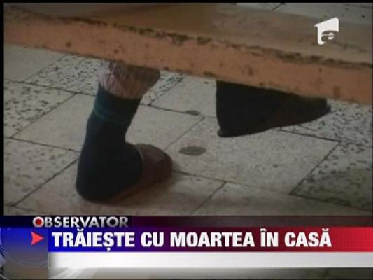 O femeie traieste cu moartea in casa