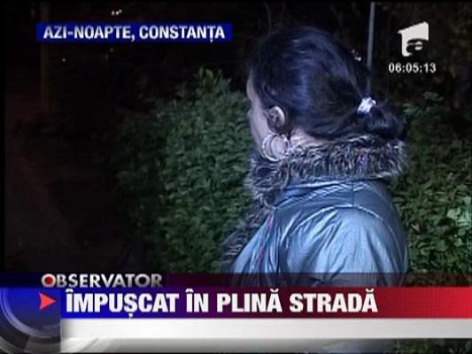 Barbat impuscat in plina strada