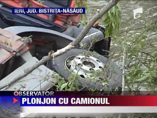 Plonjon cu camionul in rau