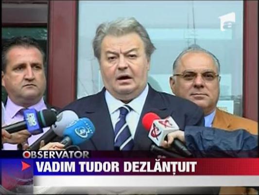 Vadim Tudor a facut show pe scarile Parchetului