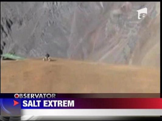 S-a aruncat cu tot cu motocicleta de pe o stanca