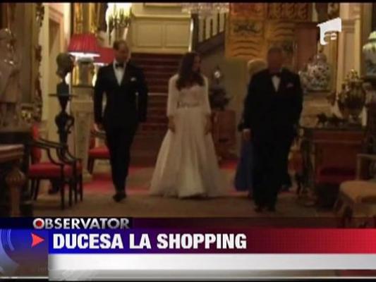 Kate Middleton impingand cosul de cumparaturi