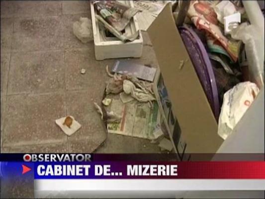 Cabinet de ortopedie cu sticle goale si panze de paianjen