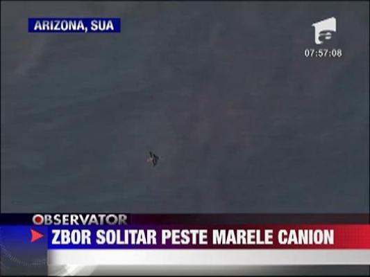 Zbor solitar peste Marele Canion