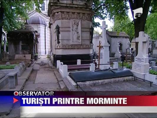 Turisti printre morminte