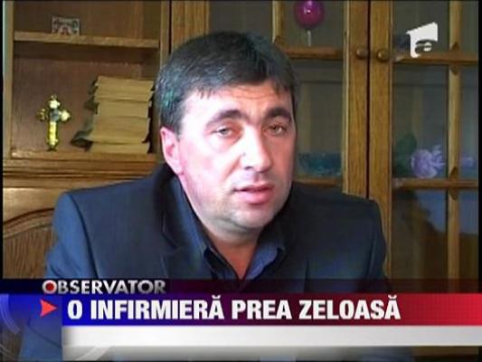 Batran legat de maini si de picioare de o infirmiera