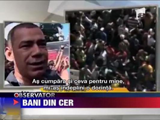 O televiziune braziliana se promoveaza aruncand cu bani de pe acoperis