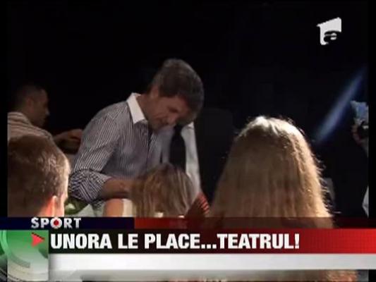 Fetelor de fotbalisti le place teatrul