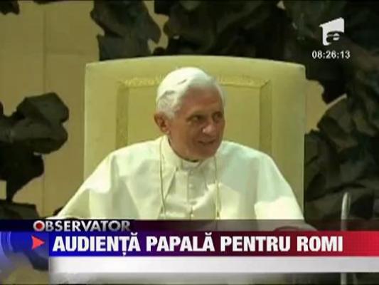 Papa Benedict al XVI-lea s-a intalnit cu doua mii de romi la Vatican