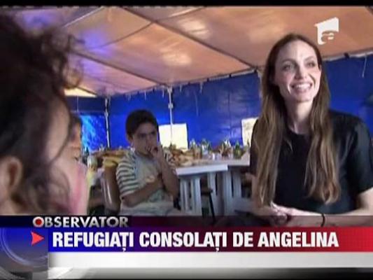 Angelina Jolie consoleaza refugiatii sirieni