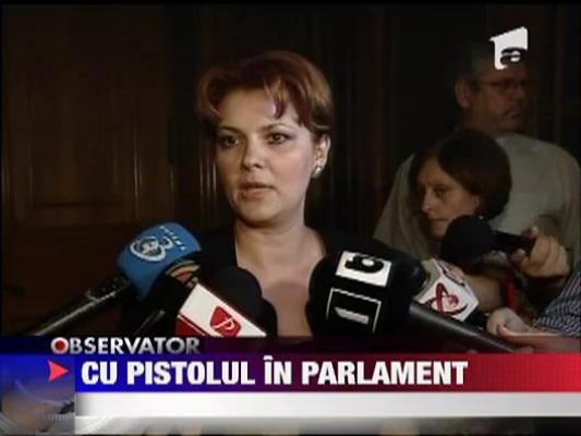 Membru CNA, cu pistolul pe masa in timpul unei sedinte la Senat