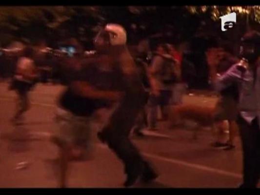 Mii de manifestanti au iesit in strada in Grecia